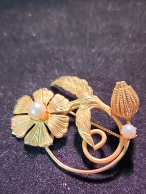 Classic Gold-Tone Floral Brooch with Pearls - Women Jewelry